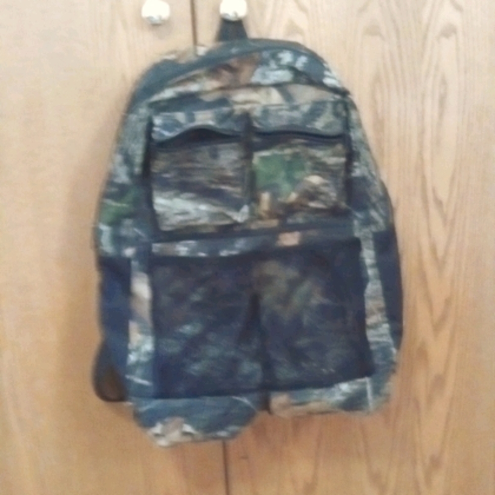 Mossy oak backpack camo with pockets and adjustabl